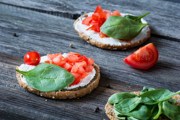 Terveellinen välipala pinaatin, tomaatin ja juuston kanssa
 - Valokuva, kuva