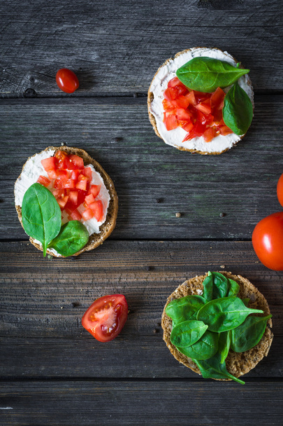 Healthy snack with spinach, tomato and cheese - Foto, afbeelding