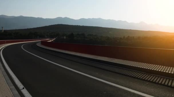 D8 devlet yolu yaklaşık 1 km batıda Maslenica, Hırvatistan yerleşmenin taşıyan bir güverte kemer köprü Maslenica köprüdür - Video, Çekim