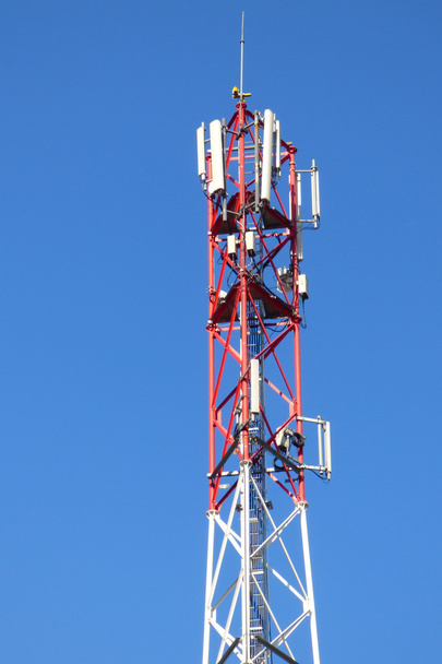 Antenne de communication Bâtiment et ciel bleu en Moldavie, Transnistrie
 - Photo, image