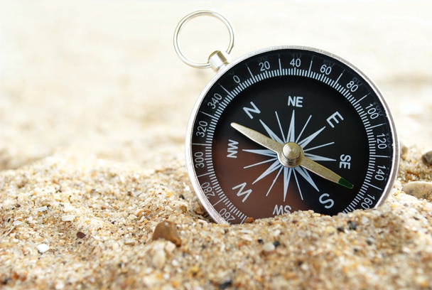 kompas na mořském písku a místo pro text - Fotografie, Obrázek