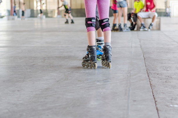 スケートのローラー スケートの上を歩く - 写真・画像