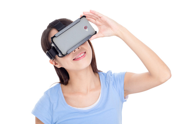 γυναίκα με τη χρήση της εικονικής πραγματικότητας συσκευή - Φωτογραφία, εικόνα