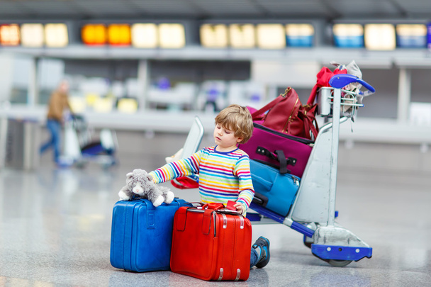 国際空港にスーツケースを持った少年キッド - 写真・画像