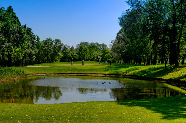 Golfplatz in der Stadt Almaty - Foto, Bild