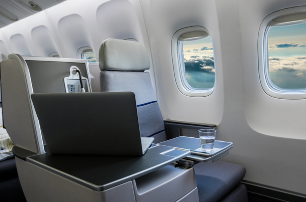 вид изнутри салона самолета бизнес-класса
  - Фото, изображение