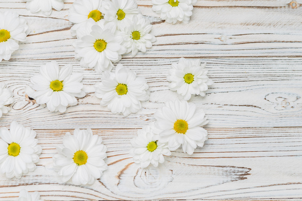 white flowers on wooden background - Foto, afbeelding