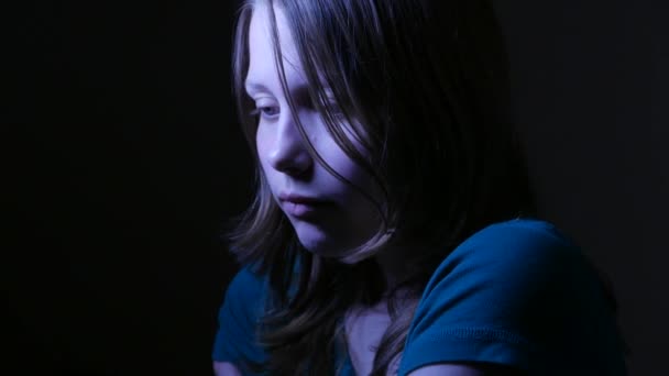 Młoda samotna i zdenerwowany teen dziewczyna. Myśląc o problemy w jej życiu. 4k Uhd. - Materiał filmowy, wideo