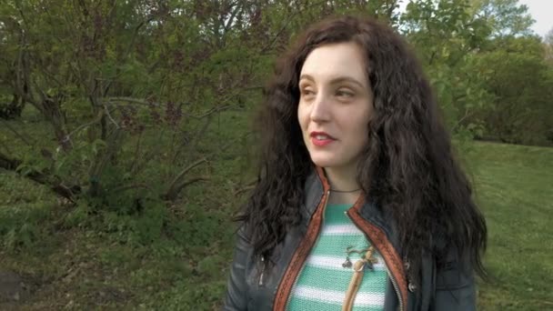 Όμορφη μελαχρινή μακριά μαλλιά κορίτσι πορτρέτο σε εξωτερικούς χώρους - Πλάνα, βίντεο