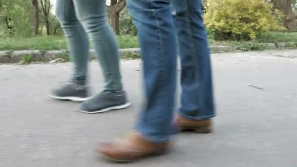 Piedi donna sul marciapiede in scarpe e scarpe da ginnastica
 - Filmati, video