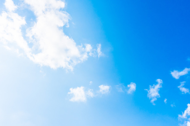 nuages blancs sur ciel bleu - Photo, image