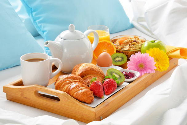 ホテルの部屋のベッドで朝食トレイ - 写真・画像