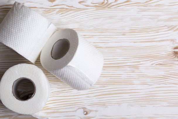 Туалетная бумага на деревянной доске
 - Фото, изображение