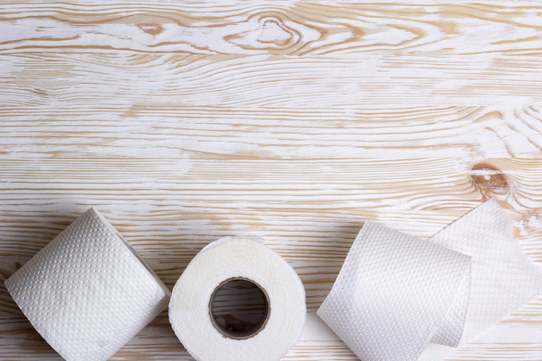 Toaletní papír na dřevěné desce - Fotografie, Obrázek