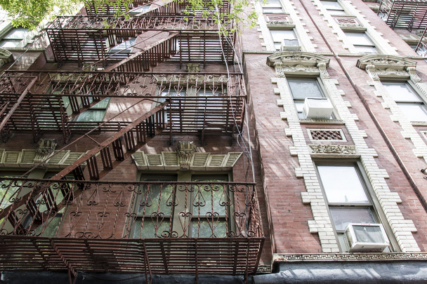 Budynek mieszkalny z schody z przodu w Greenwich Village - Manhattan - Nowy Jork - Stany Zjednoczone Ameryki - Zdjęcie, obraz