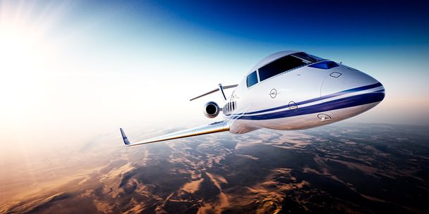 Ρεαλιστική φωτογραφία του λευκού γενικού σχεδιασμού ιδιωτικό jet πετούν πάνω από τα βουνά. Κενός γαλάζιος ουρανός με ήλιο στο παρασκήνιο. Επαγγελματικά ταξίδια με μοντέρνο πολυτελές αεροπλάνο. οριζόντια. κοντινό πλάνο εικόνας. απόδοση 3D - Φωτογραφία, εικόνα