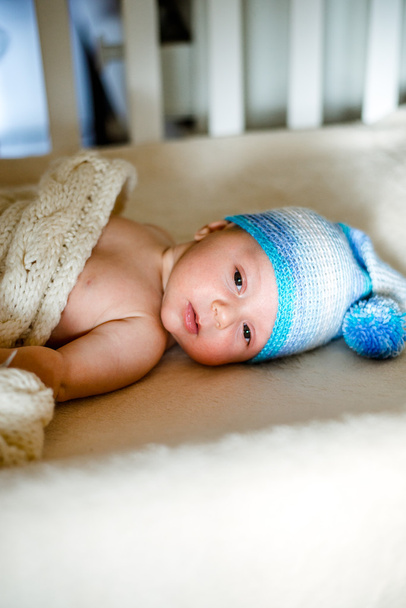Twee maanden oude baby geluid in slaap in zijn wieg - Foto, afbeelding