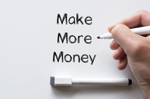 Maak meer geld geschreven op whiteboard - Foto, afbeelding