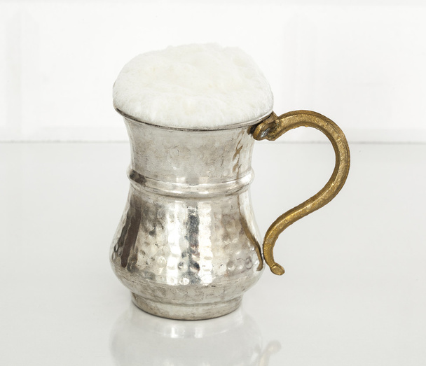 Jarra de butttermilk sobre mesa blanca
 - Foto, Imagen