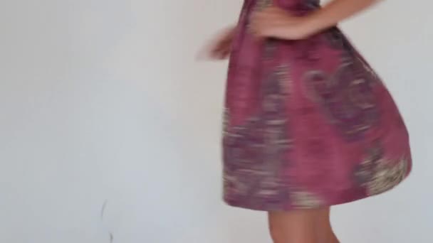 Крупный план юбки девушки, крутящейся в белой студии
 - Кадры, видео