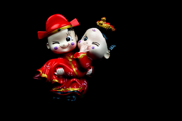 Китайские свадебные статуэтки на черном фоне
 - Фото, изображение