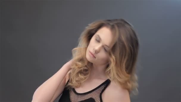 Lány megmutatja a haját - Felvétel, videó