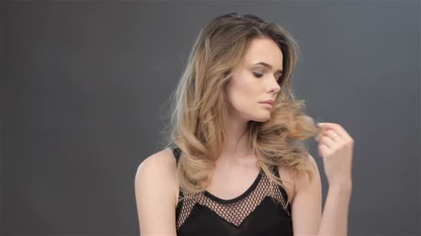 Κορίτσι στριφογυρίζει τα μαλλιά - Πλάνα, βίντεο