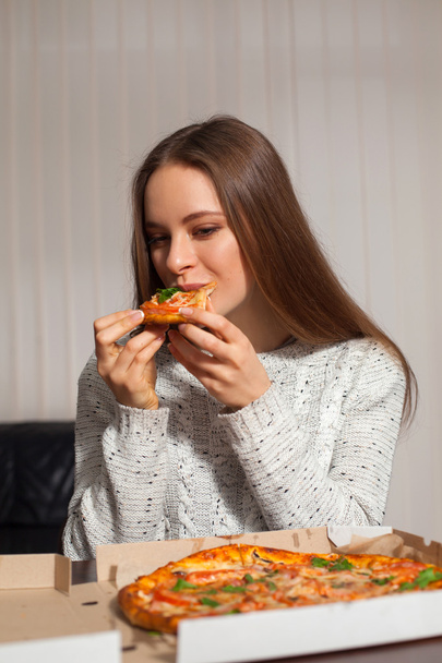 Woman with pizza - Foto, afbeelding