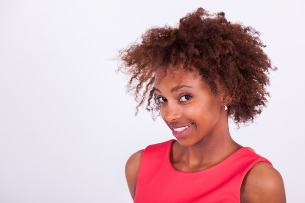 Молодая афроамериканка с кудрявыми афро-волосами
 - Фото, изображение