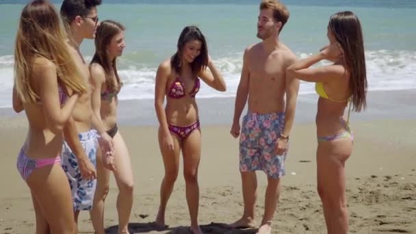 teenagers having fun on beach - Footage, Video