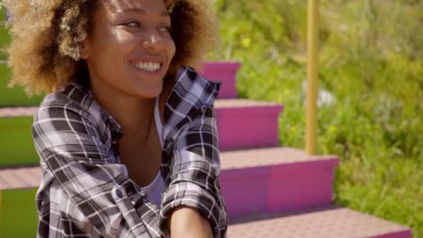 γυναίκα που έχει τη διασκέδαση στην πολύχρωμο σκάλες - Πλάνα, βίντεο
