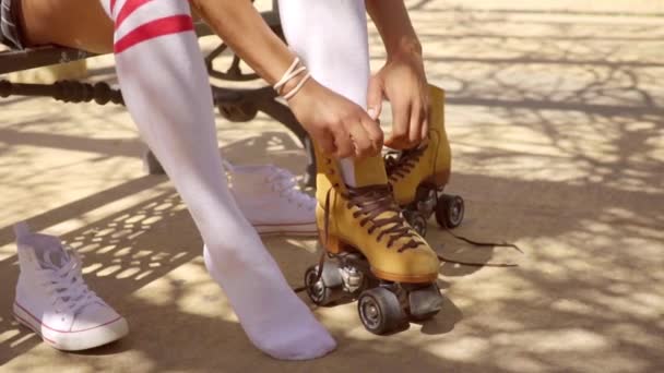 girl puting on roller skates - Footage, Video