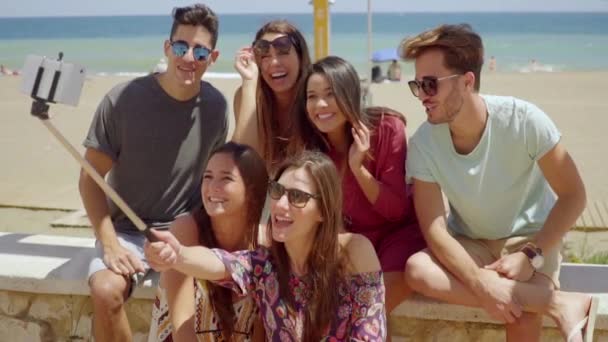 ihmiset ottavat selfie yhdessä
 - Materiaali, video