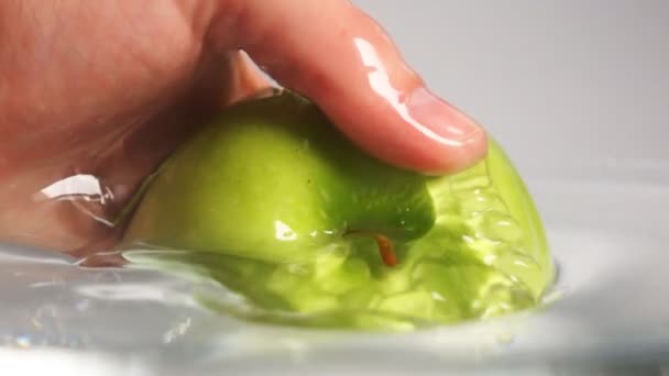 Manzana verde saliendo del agua
 - Metraje, vídeo