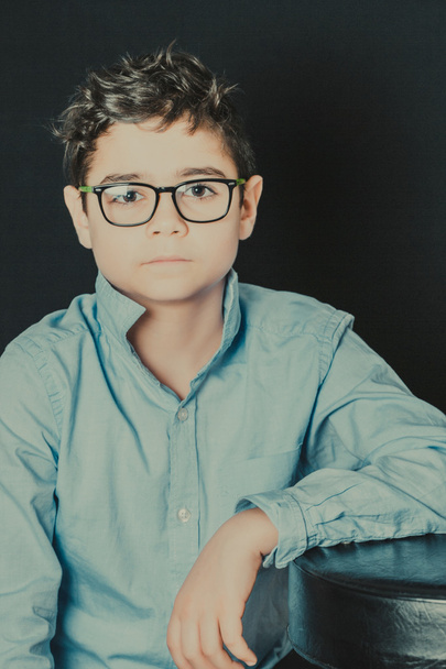  portrait d'un jeune homme sérieux avec des lunettes
 - Photo, image