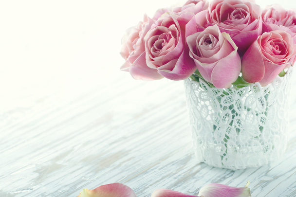 Roses roses dans un vase en dentelle blanche
 - Photo, image