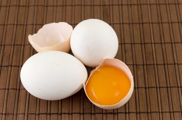 Φρέσκα αυγά με ένα σπασμένο - Φωτογραφία, εικόνα