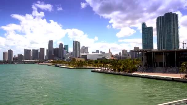 Miami Skyline egy napsütéses napon - Felvétel, videó
