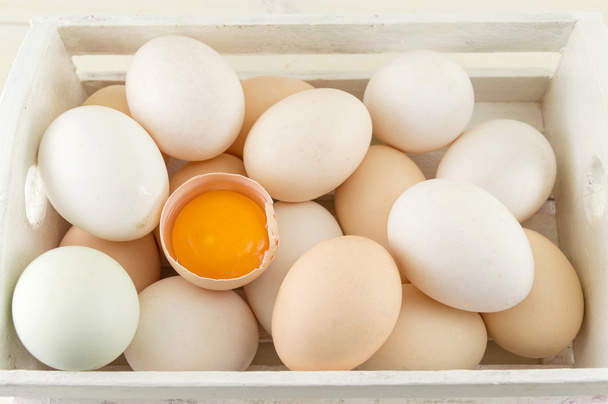 huevos frescos en una cesta - Foto, imagen