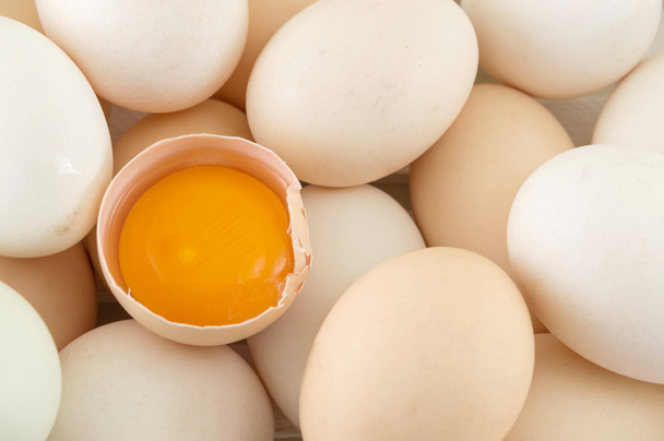 Свіжі яйця з одним зламаним
 - Фото, зображення