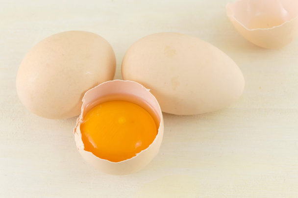 frische Eier mit einem gebrochenen - Foto, Bild