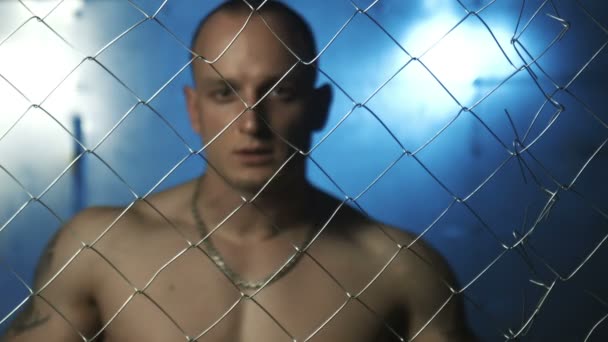 Svalnatý mladík za drát ve vězení - Záběry, video