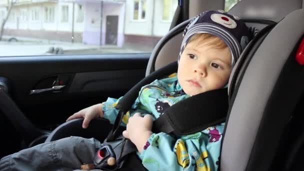Kind im Kindersitz im Auto fährt mit - Filmmaterial, Video