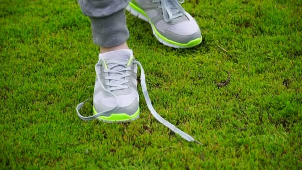 dívka přestala, běh uvázat tkaničky na běžecké boty. venkovní trénink fitness dívka - Záběry, video