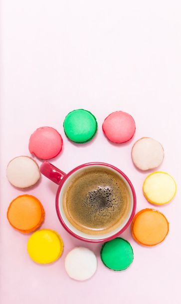 Tasse Kaffee mit Milch und Macarons auf weißem Hintergrund. flach l - Foto, Bild