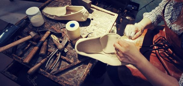 Handwerker stellt handgefertigte Luxusschuhe her - Foto, Bild