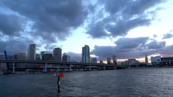 Lenyűgöző Miami Downtown városkép este - Felvétel, videó