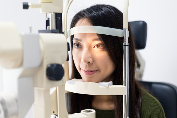 mujer durante un examen ocular en la clínica
 - Foto, imagen