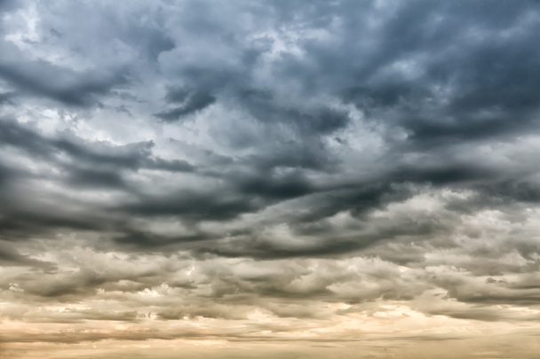 Cielo dramático antes de la tormenta
 - Foto, Imagen