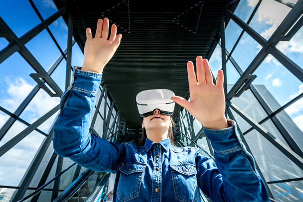 Жінка в окулярах віртуальної реальності
 - Фото, зображення